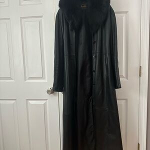 Luxurious Black Leather Coat with Fur Collar